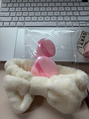 De Blossom Collection Cream Plush Bow Headband with Pink Makeup Sponges